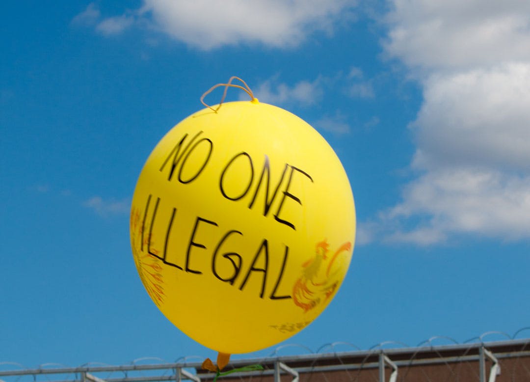Ballong med texten 'No one illegal'