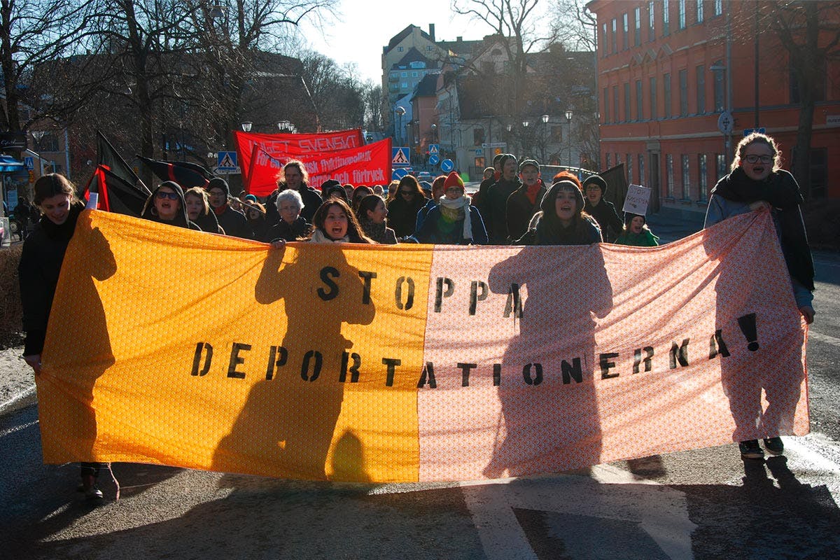 Demonstration med banderollen 'Stoppa deportationerna'